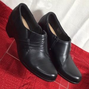 Clarks black leather bootie Sz 11M